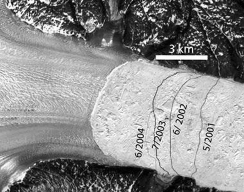 2005年夏季拍摄的格陵兰岛黑尔海姆冰川的卫星图片显示, 冰川前沿崩裂后正逐年退向内陆